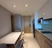 2 SPÁLŇOVÝ APARTMÁN ONCE PATTAYA - Kuchyňa v 3-izbovom byte s jedálenským kútom a vstavanými spotrebičmi.