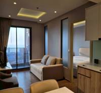 2 SPÁLŇOVÝ APARTMÁN ONCE PATTAYA - Obývacia izba v 3-izbovom byte s pohovkou, výhľadom a kuchynským pultom.