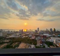2 SPÁLŇOVÝ APARTMÁN ONCE PATTAYA - Pohľad z 3-izbového bytu v Pattayi na západ slnka nad mestom a morom.