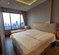 2 SPÁLŇOVÝ APARTMÁN ONCE PATTAYA - 3-izbový byt s posteľou a výhľadom na mesto a more.