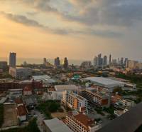 2 SPÁLŇOVÝ APARTMÁN ONCE PATTAYA - Výhľad na západ slnka nad panorámou mesta z 3-izbového bytu v Pattaye.