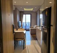 2 SPÁLŇOVÝ APARTMÁN ONCE PATTAYA - Útulný 3-izbový byt s moderným nábytkom a výhľadom z balkónu.
