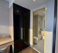 2 SPÁLŇOVÝ APARTMÁN ONCE PATTAYA - Kompaktný interiér 3-izbového bytu s kúpeľňou a vstavanou skriňou.