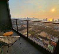 2 SPÁLŇOVÝ APARTMÁN ONCE PATTAYA - Balkón s výhľadom na mesto Pattaya a západ slnka z 3-izbového bytu.