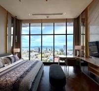 PENTHOUSE ONCE PATTAYA - Spálňa 4-izbového bytu s výhľadom na mesto a more v Pattayi.