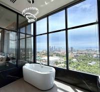 PENTHOUSE ONCE PATTAYA - Výhľad z 4-izbového bytu na mesto Pattaya s vaňou a panoramatickým oknom.