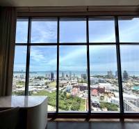 PENTHOUSE ONCE PATTAYA - Výhľad z 4-izbového bytu na panorámu mesta Pattaya a pobrežie.