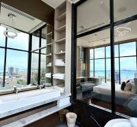PENTHOUSE ONCE PATTAYA - Kúpeľňa 4-izbového bytu s výhľadom na mesto a more v Pattayi.