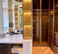 PENTHOUSE ONCE PATTAYA - Šatník s osvetlením, zrkadlo a stôl v 4-izbovom byte.