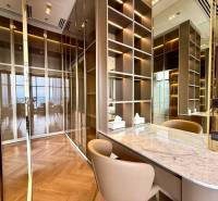 PENTHOUSE ONCE PATTAYA - Luxusná izba so zrkadlovými stenami v 4-izbovom byte, elegantný drevený podlahový vzor.