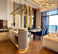 PENTHOUSE ONCE PATTAYA - Luxusná kuchyňa a obývačka s výhľadom na pobrežie v 4-izbovom byte.