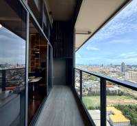 PENTHOUSE ONCE PATTAYA - Výhľad z 4-izbového bytu v Pattayi. Balkón s preskleným zábradlím a panoráma mesta.
