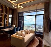 PENTHOUSE ONCE PATTAYA - Obývačka v 4-izbovom byte s výhľadom na mesto a more.