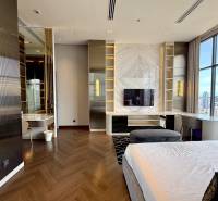 PENTHOUSE ONCE PATTAYA - Luxusná spálňa s výhľadom, drevenou podlahou, televízorom a pracovným stolom v 4-izbovom byte.