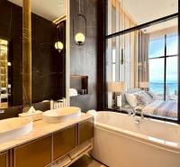 PENTHOUSE ONCE PATTAYA - Luxusná kúpeľňa v 4-izbovom byte s výhľadom z postele na more.
