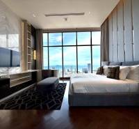 PENTHOUSE ONCE PATTAYA - Luxusná spálňa v 4-izbovom byte s nádherným výhľadom na Pattaya.