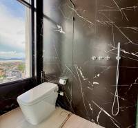PENTHOUSE ONCE PATTAYA - Kúpeľňa v 4-izbovom byte s mramorovými stenami a výhľadom na mesto.