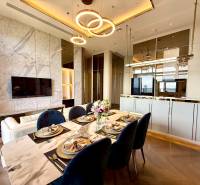 PENTHOUSE ONCE PATTAYA - Jedálenský stôl a obývacia izba v 4-izbovom byte s moderným interiérom.
