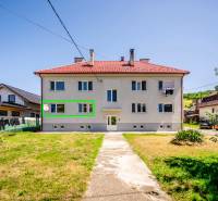 Na predaj 2-izbový byt so záhradkou a garážou! - Dvojpodlažná budova so záhradou v Púchove, ponuka 2-izbového bytu.