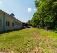 Na predaj polyfunkčný objekt na pozemku 4609 m2, TN - Zámostie - Výrobné priestory na Kasárenskej ulici v Trenčíne obklopené zeleňou a priestranstvom.