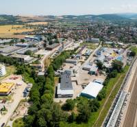 Na predaj polyfunkčný objekt na pozemku 4609 m2, TN - Zámostie - Letecký pohľad na priemyselnú oblasť na Kasárenskej ulici v Trenčíne so skladmi a halami.