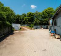 Na predaj polyfunkčný objekt na pozemku 4609 m2, TN - Zámostie - Spevnená plocha pri skladovej hale na Kasárenskej ulici v Trenčíne obklopená zeleňou.