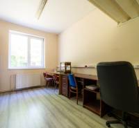 Na predaj polyfunkčný objekt na pozemku 4609 m2, TN - Zámostie - Kancelárska miestnosť so stolmi, stoličkami a skriňou v skladoch a halách.