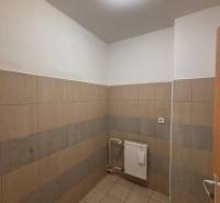 Prenájom obchodného priestoru v OD Prior v širšom centre Popradu - Obchodné priestory s dlažbou, stenovým radiatorom a osvetlením.