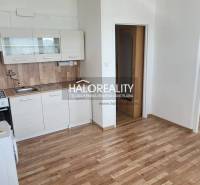 REZERVOVANÉ - Predaj, jednoizbový byt Žiar nad Hrono... - Kuchynská linka v 1-izbovom byte s drevenou podlahou a bielymi skrinkami.