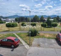 REZERVOVANÉ - Predaj, jednoizbový byt Žiar nad Hrono... - Parkovisko a zeleň s výhľadom na hory v Žiari nad Hronom.
