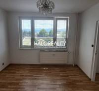 REZERVOVANÉ - Predaj, jednoizbový byt Žiar nad Hrono... - Izba v 1-izbovom byte s drevenou podlahou a výhľadom z okna.