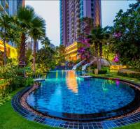 THE RIVIERA WONGAMAT BEACH PATTAYA - Bazén so zeleňou pri výstavbe bytov v Pattayi.