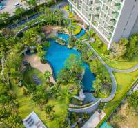 THE RIVIERA WONGAMAT BEACH PATTAYA - Luxusný bazén uprostred zelenej oázy pri výstavbe bytov v Pattaye.