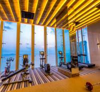 THE RIVIERA WONGAMAT BEACH PATTAYA - Fitness centrum s výhľadom na more a moderným vybavením v rámci výstavby bytov.