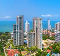 THE RIVIERA WONGAMAT BEACH PATTAYA - Výstavba bytov v Pattayi, výškové budovy pri pobreží s výhľadom na more.