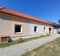 Na predaj zrekonštruovaný rodinný dom - Trakovice - Rodinný dom v Trakoviciach s oranžovou fasádou a červenou strechou.