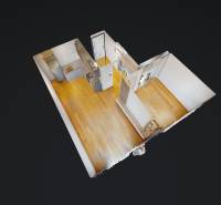 ZWIRN 2-izbový byt 54m2 + balkón 5m2 | Svätopluková - Interiér 2-izbového bytu s drevenou podlahou, kuchynskou linkou a bielymi stenami.