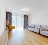 ZWIRN 2-izbový byt 54m2 + balkón 5m2 | Košická-Nivy  - Dvojmiestna sedačka, žlté kreslo, svetlé drevo, šedé závesy, 2-izbový byt.