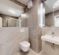 ZWIRN 2-izbový byt 54m2 + balkón 5m2 | Košická-Nivy  - Kúpeľňa v 2-izbovom byte s umývadlom, zrkadlom a toaletou.