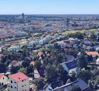 Lukratívny pozemok s objektom Na Vtáčniku | Koliba - Pohľad na zástavbu v Bratislave z Koliby, ulica Na Vtáčniku, s panorámou mesta.