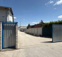 Skladová hala na prenájom 108 m², novostavba | Tureň - Brána a spevnená cesta vedúca do skladov a hál v obci Tureň.