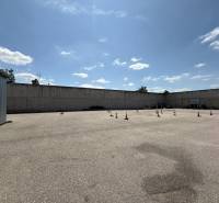 Skladová hala na prenájom 108 m², novostavba | Tureň - Parkovacia plocha s kužeľmi v areáli skladov a hál v Tureni.