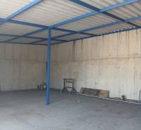 Skladová hala na prenájom 108 m², novostavba | Tureň - Otvorený priestor so železnými stĺpmi v skladoch a halách.