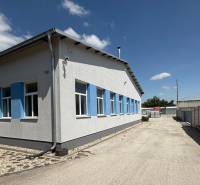 Skladová hala na prenájom 108 m², novostavba | Tureň - Budova v Tureni, Sklady a haly so štrkovou cestou a modrými akcentmi.