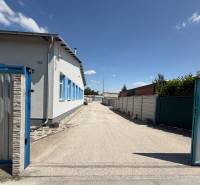 Skladová hala na prenájom 108 m², novostavba | Tureň - Priemyselná budova so širokou príjazdovou cestou v Tureň, sklady a haly.