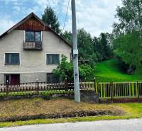 STARŠÍ RODINNÝ DOM, POZEMOK 2476 m2, VEĽKÁ LESNÁ; - Rodinný dom vo Veľkej Lesnej s upravenou záhradou a trávnikom, obklopený stromami.