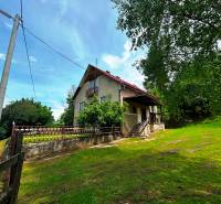 STARŠÍ RODINNÝ DOM, POZEMOK 2476 m2, VEĽKÁ LESNÁ; - Rodinný dom vo Veľkej Lesnej s rozsiahlym dvorom a stromovou vegetáciou.