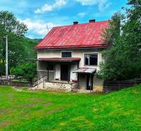 STARŠÍ RODINNÝ DOM, POZEMOK 2476 m2, VEĽKÁ LESNÁ; - Rodinný dom vo Veľkej Lesnej s červenou strechou a záhradou obklopenou zeleňou.