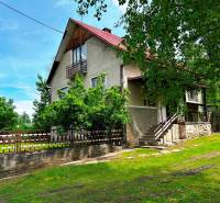 STARŠÍ RODINNÝ DOM, POZEMOK 2476 m2, VEĽKÁ LESNÁ; - Rodinný dom vo Veľkej Lesnej obklopený zeleňou a dreveným plotom.