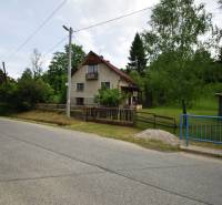 STARŠÍ RODINNÝ DOM, POZEMOK 2476 m2, VEĽKÁ LESNÁ; - Rodinný dom vo Veľkej Lesnej pri ceste, obklopený zeleňou a plotom.